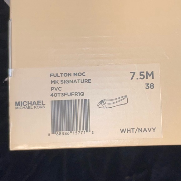 Michael kors - Fulton mox size 7.5 white w/ blue on the front a Gold emblem - Picture 6 of 7